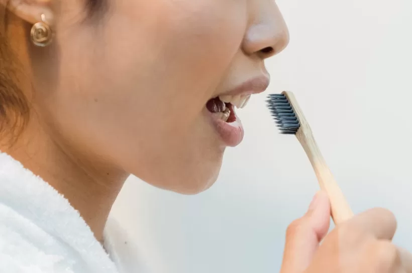 डेंटल ब्लीचिंग (Dental Bleaching) से दांतों का पीलापन हटाना आसान