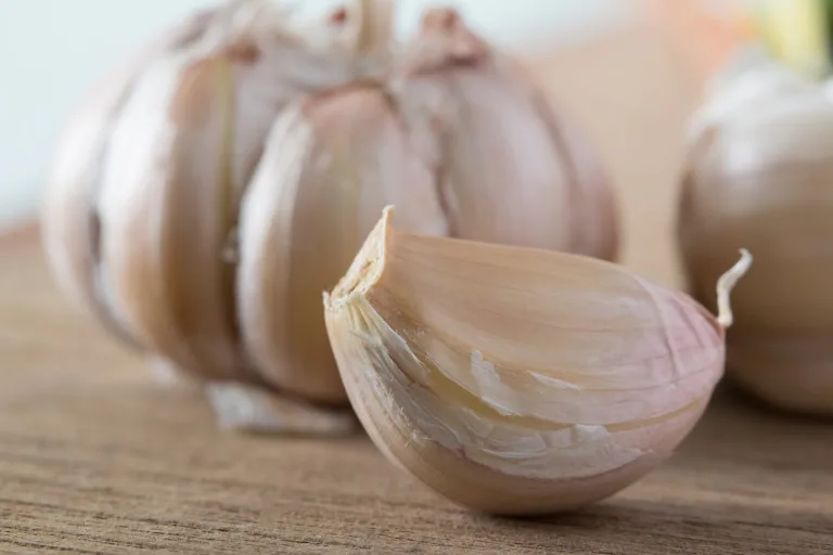 7 Miraculous Benefits of Eating Garlic 7 चमत्कारी फायदे लहसुन खाने के - 7 Miraculous Benefits of Eating Garlic